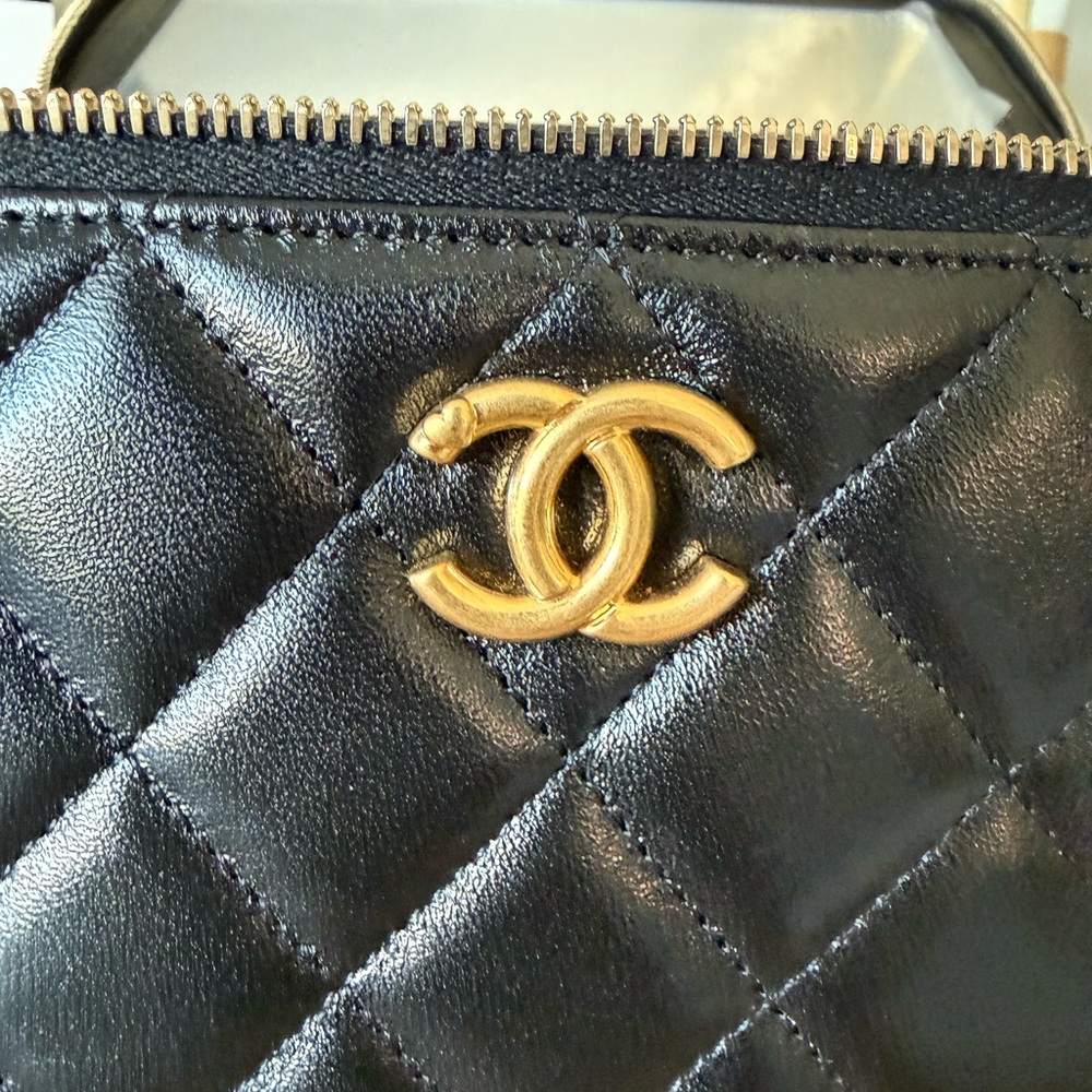 Chanel Lambskin Sweetheart Vanity Case with Mirror and Crossbody Chain - Picture 3 of 12